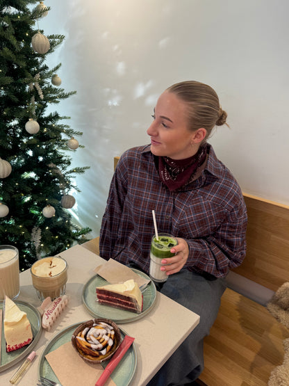 Bruine geruite blouse met roze en blauwe details