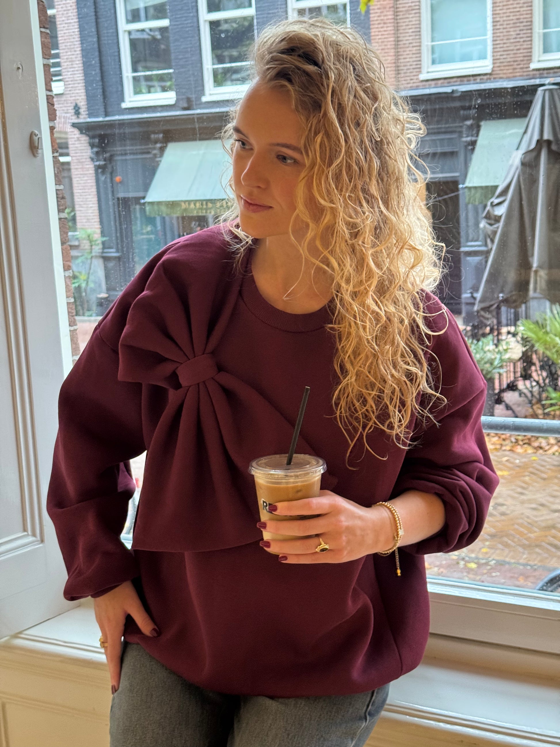  Bordeauxrode strik trui