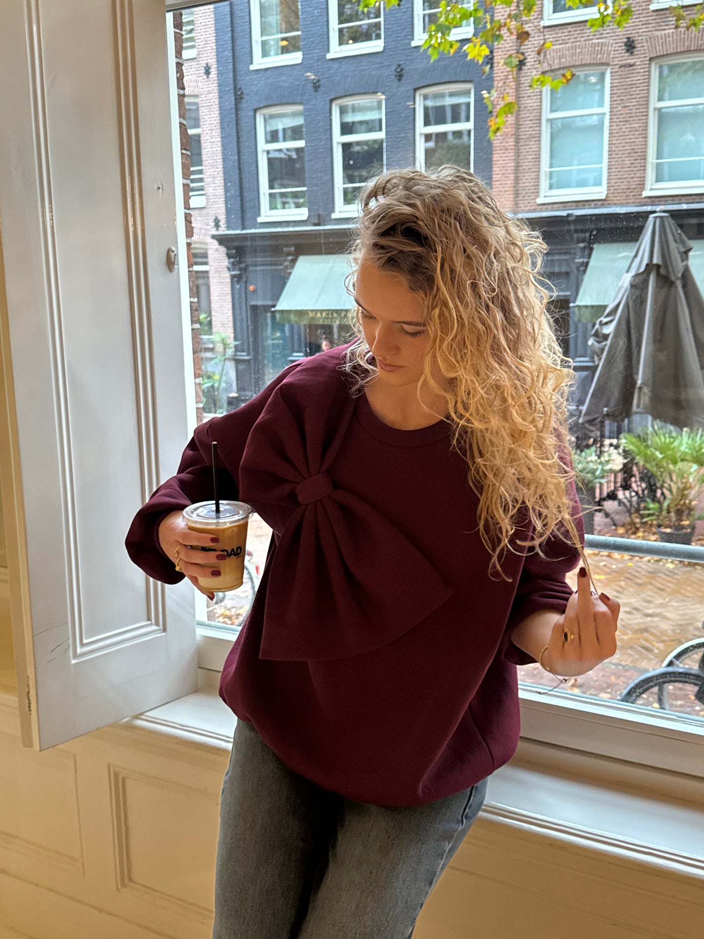  Bordeauxrode strik trui