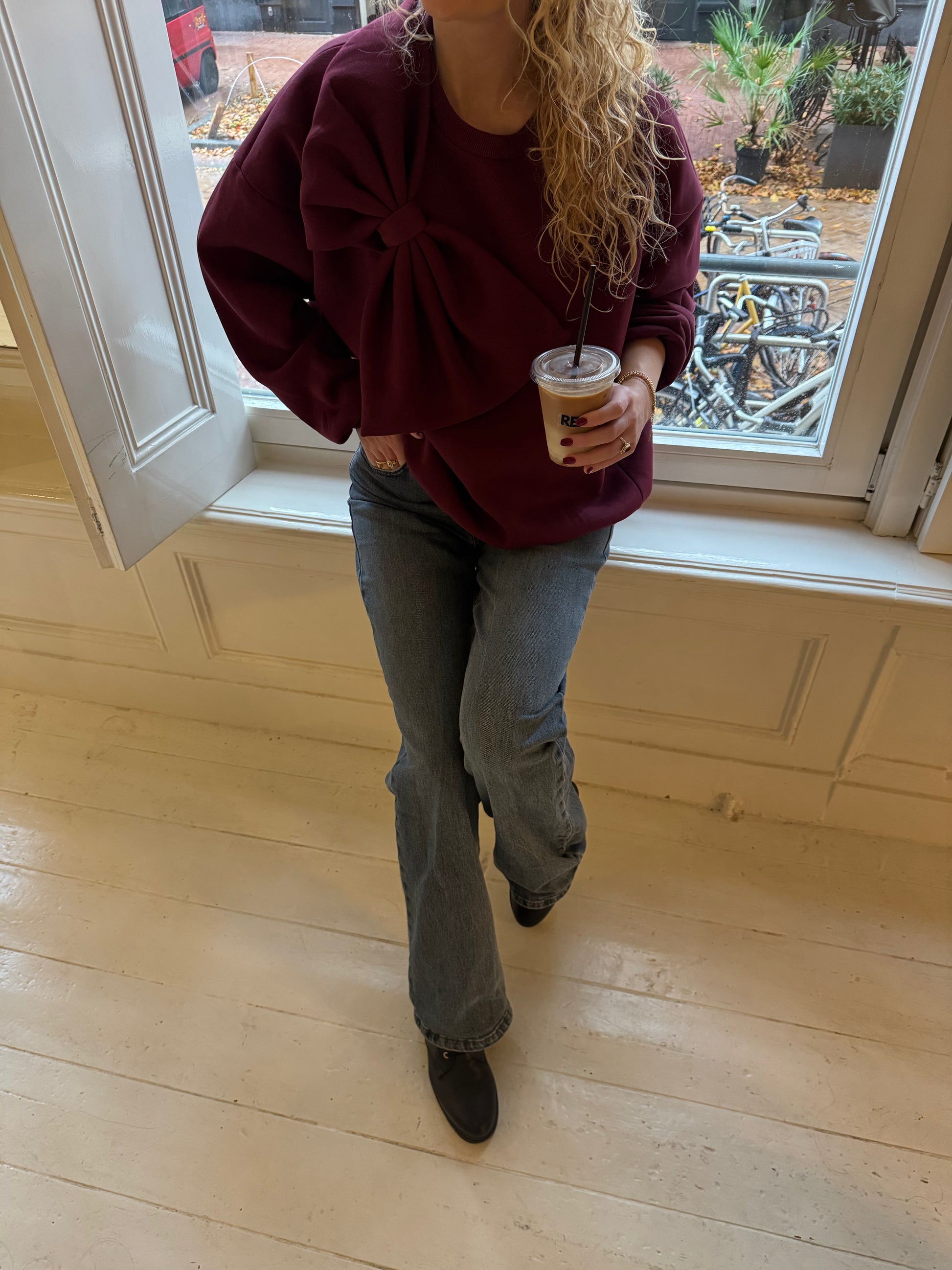  Bordeauxrode strik trui