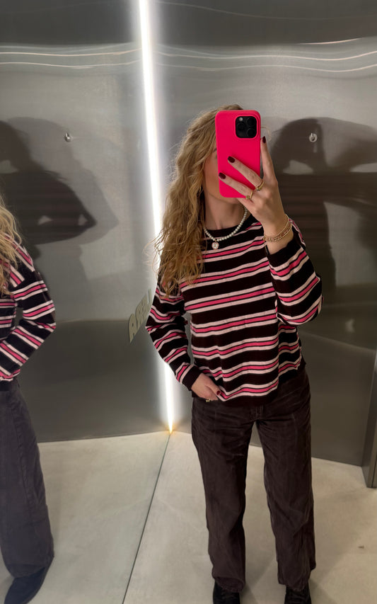 Bruine pullover met roze strepen
