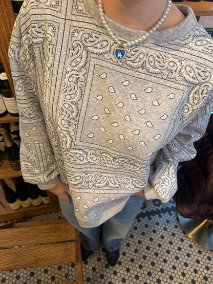 Grijze trui met paisley print