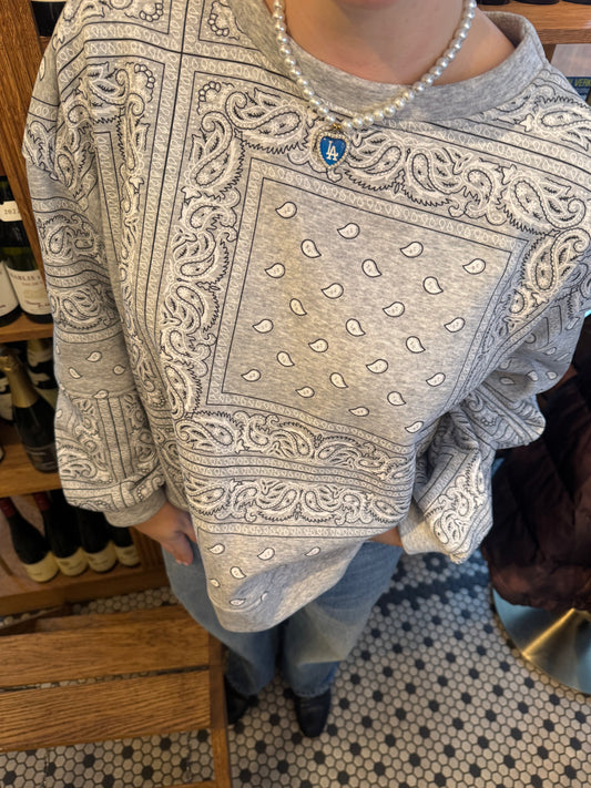 Grijze trui met paisley print