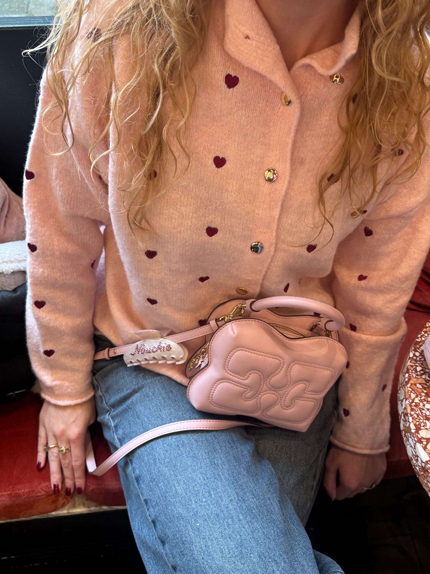Roze pullover met rode hartjes en gouden details