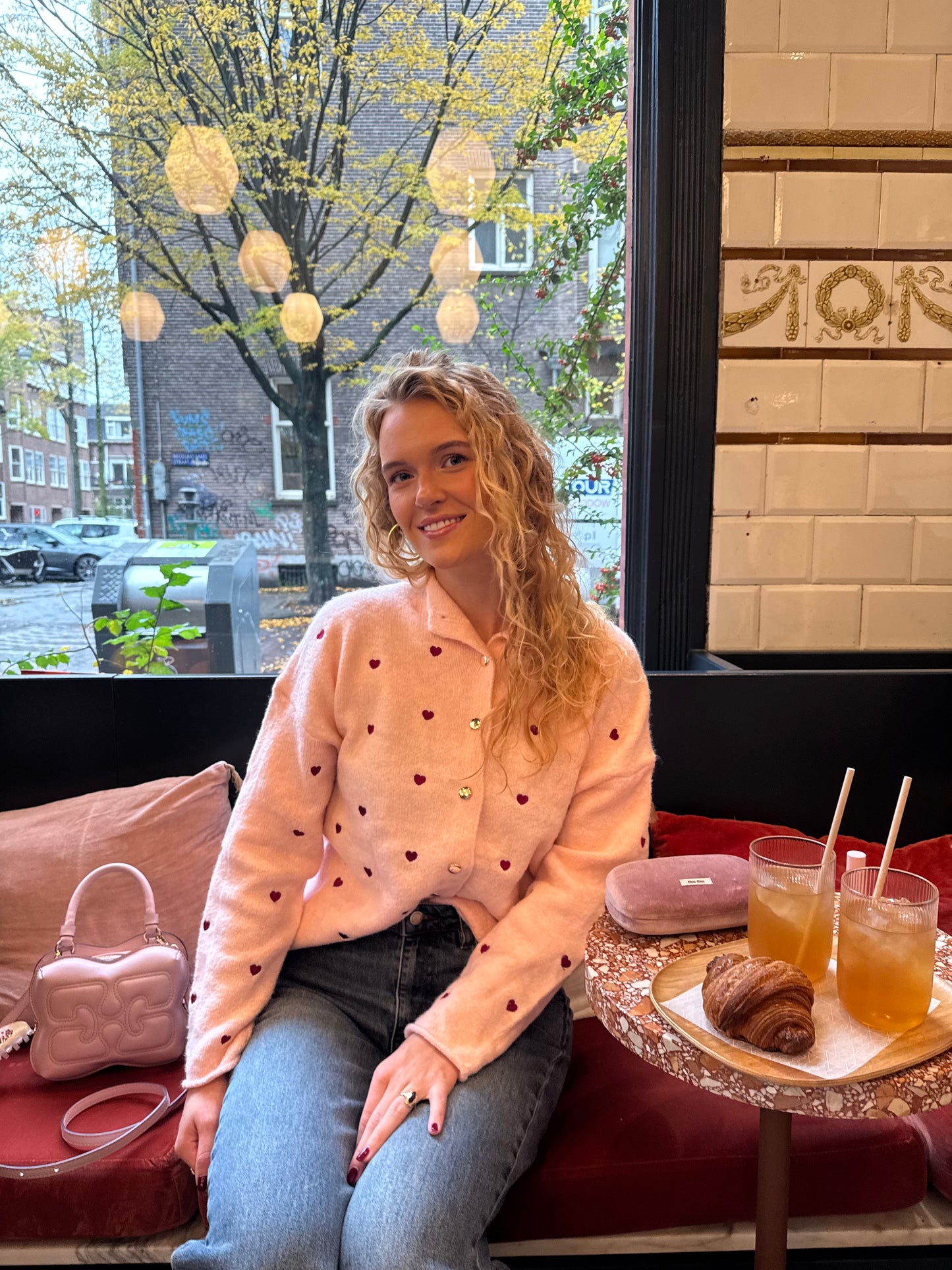 Roze pullover met rode hartjes en gouden details