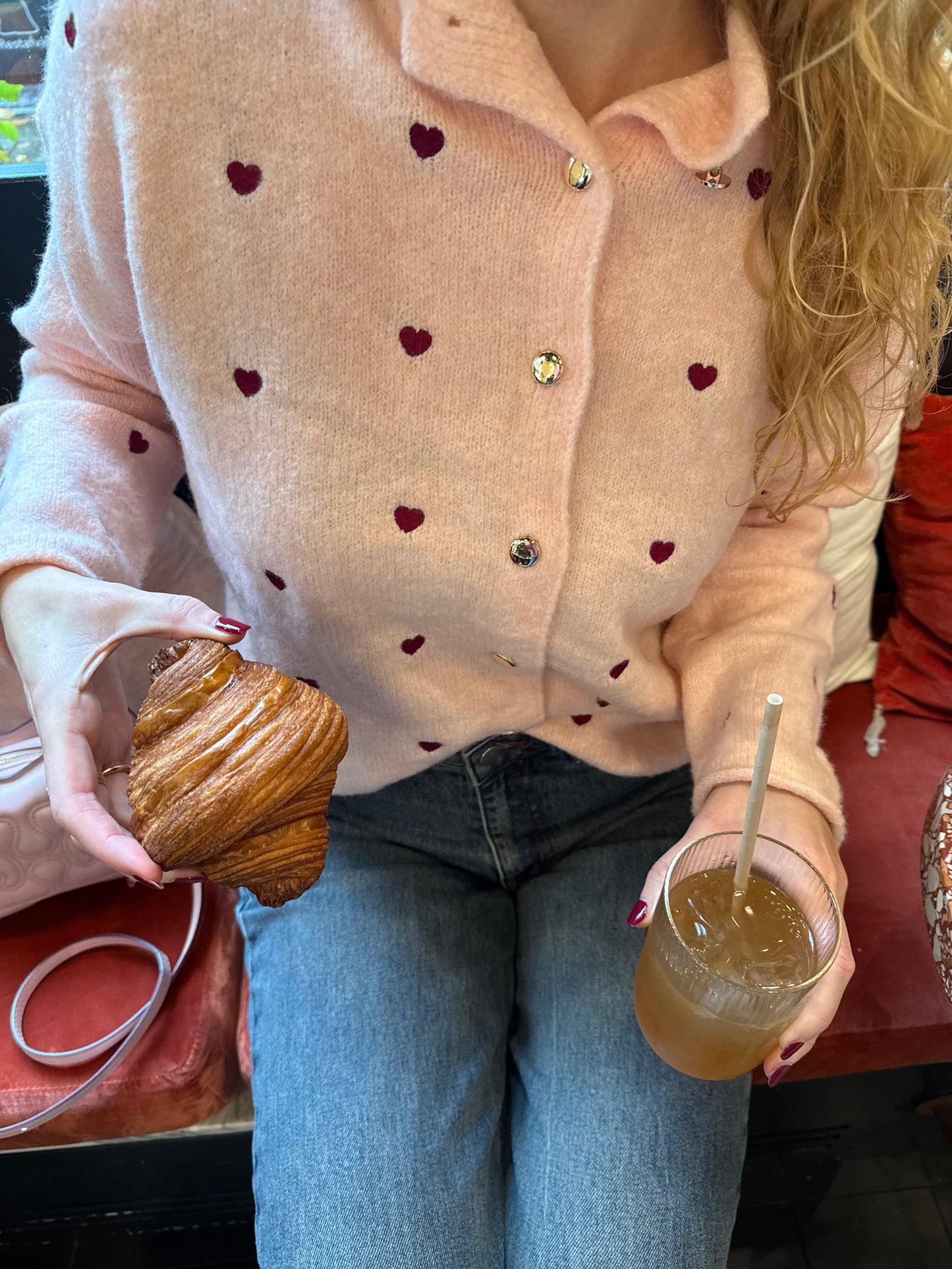Roze pullover met rode hartjes en gouden details