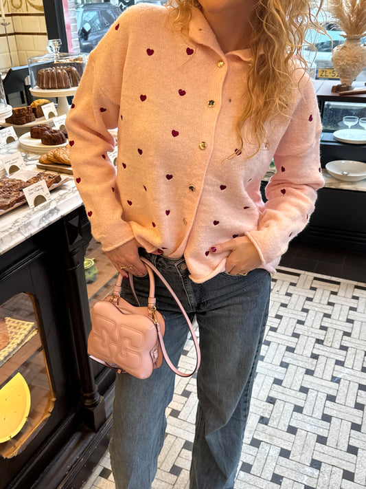 Roze pullover met rode hartjes en gouden details