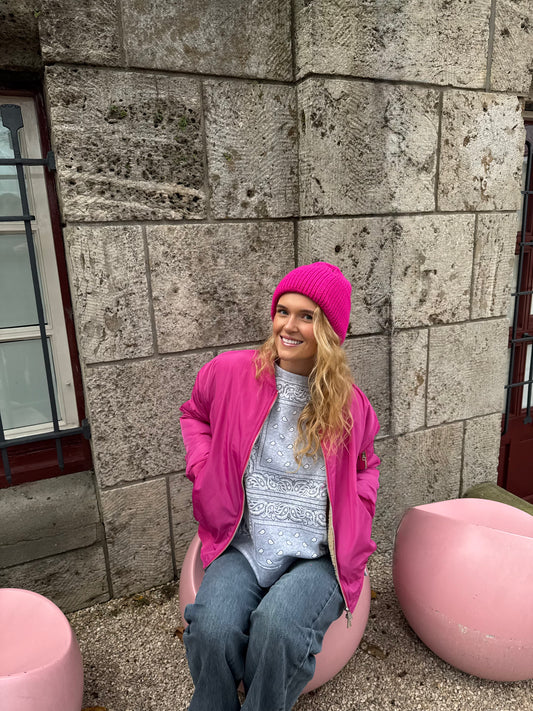 Roze bomer jas met teddy stof met daarbij de paisley grijze trui 