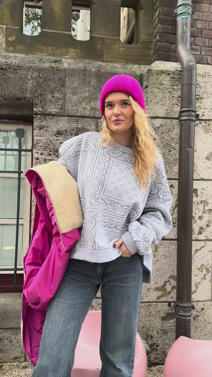 Grijze trui met paisley print