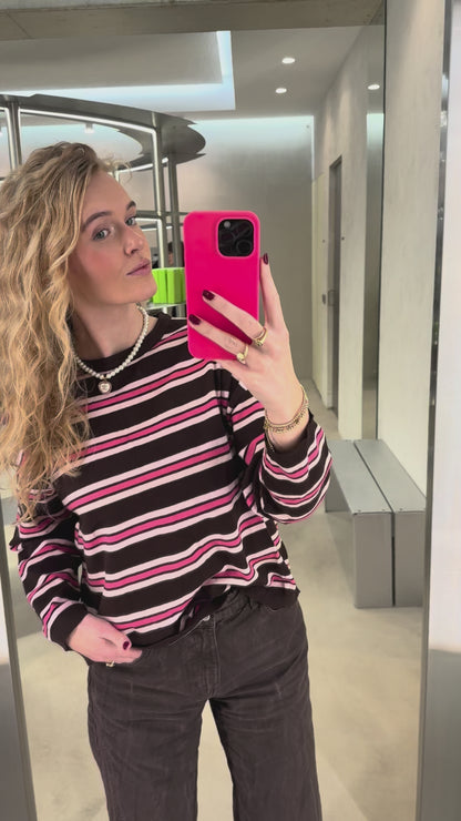Bruin met roze gestreepte pullover